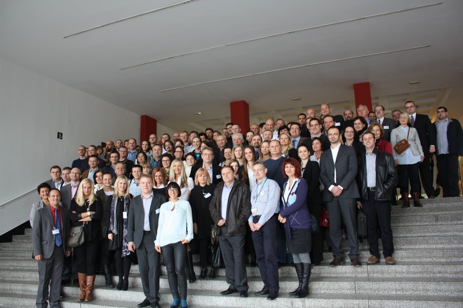 Slika prikazuje zajedničku fotografiju učesnika konferencije Dani IPP-a 2015.